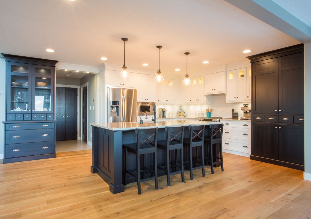 Bi-colored kitchen with white cabinets