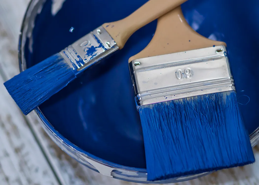 A bowl with intense chalk paint and brushes